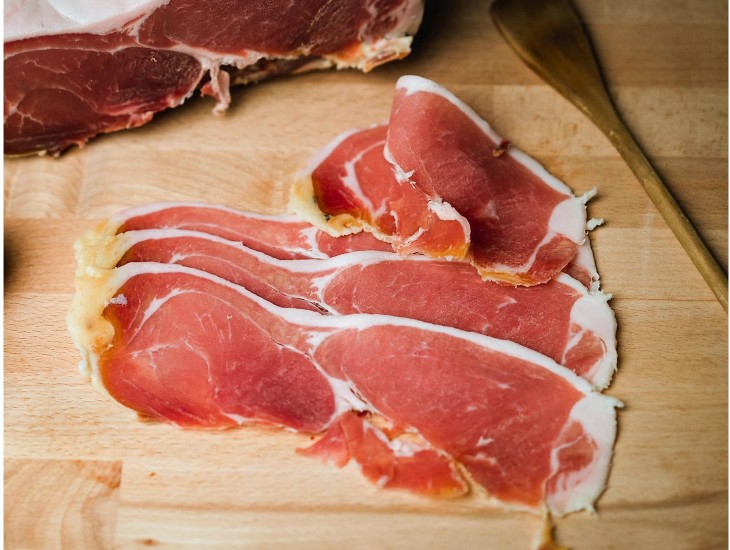 <h6 class='prettyPhoto-title'>The plate of raw ham</h6>
