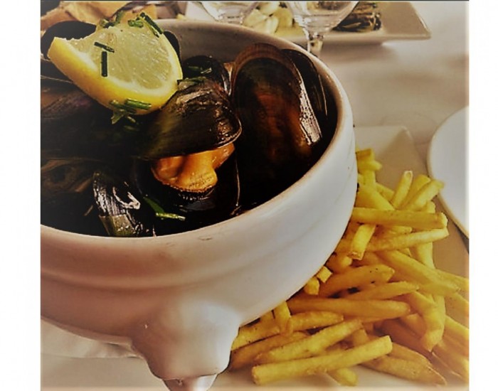<h3 class='prettyPhoto-title'>Mussels in the marinière + fries</h3><br/>