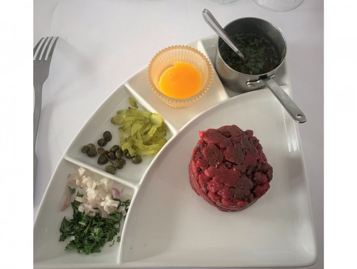 <h6 class='prettyPhoto-title'>Tartare of Bull cut minute with knife anchovy sauce</h6>