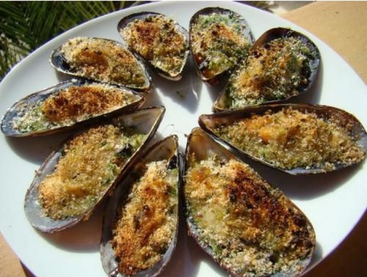 <h3 class='prettyPhoto-title'>Mussels au gratin with parsley butter</h3><br/>