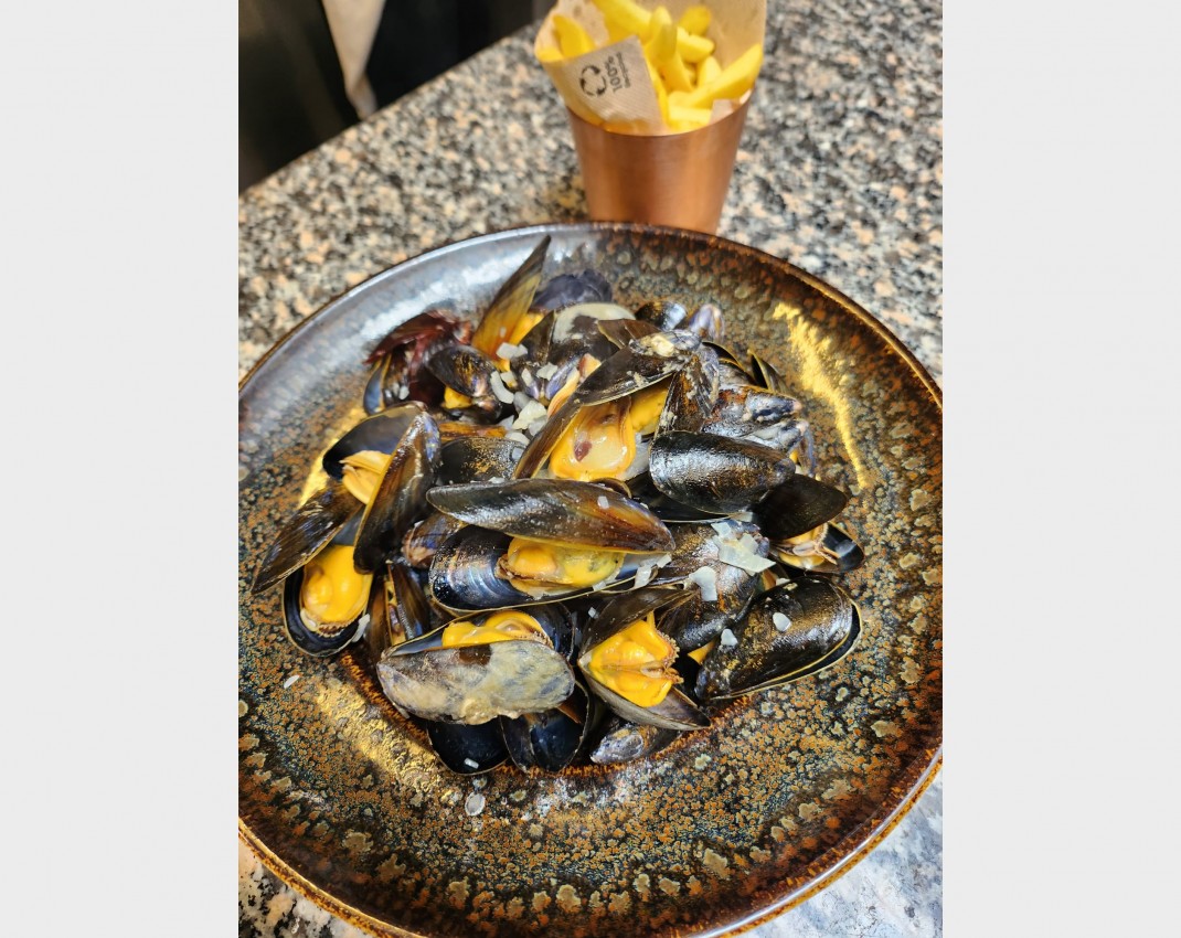 <h6 class='prettyPhoto-title'>Moules Marinières σερβίρεται με τηγανιτές πατάτες</h6>
