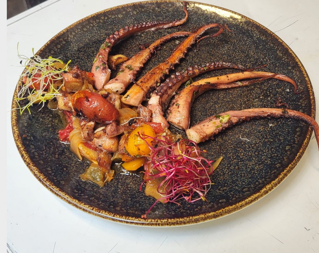 <h6 class='prettyPhoto-title'>Roasted octopus with olive oil and garlic</h6>