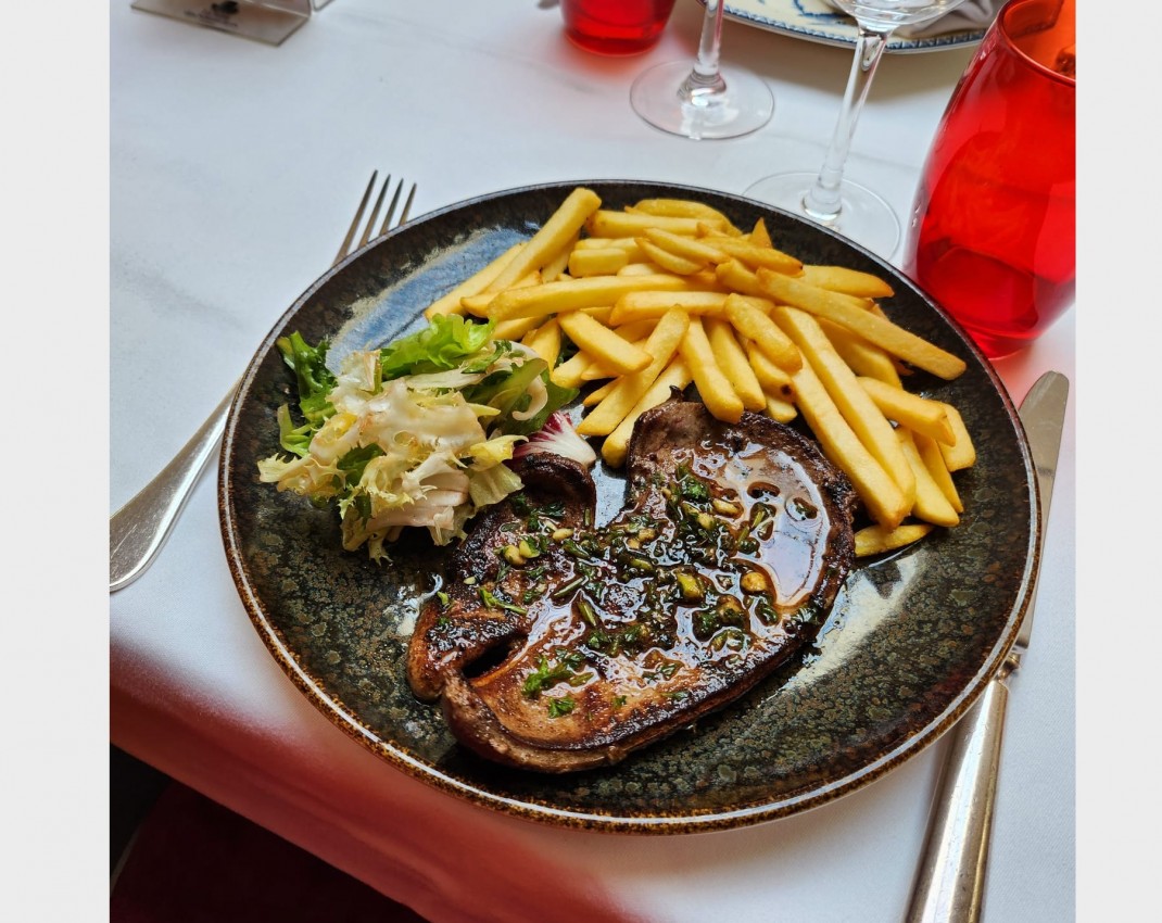 <h6 class='prettyPhoto-title'>Calf’s Liver with parsley. Fries</h6>