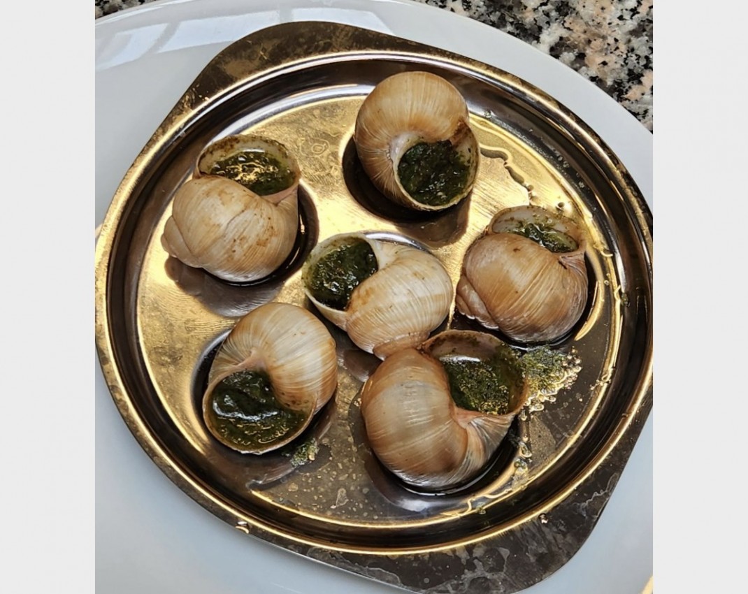 <h6 class='prettyPhoto-title'>Snails with parsley butter</h6>