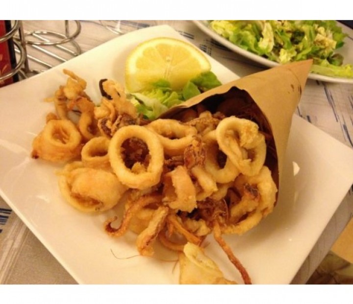 <h6 class='prettyPhoto-title'>Seafood fried with vegetables and fried</h6>