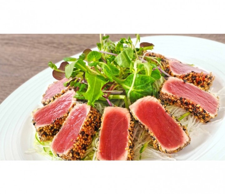 <h6 class='prettyPhoto-title'>Tuna steak in sesame crust on a bed of salad</h6>