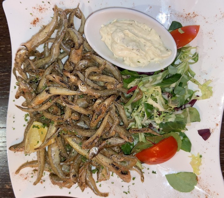 <h6 class='prettyPhoto-title'>Small fried smelt with tartare sauce</h6>