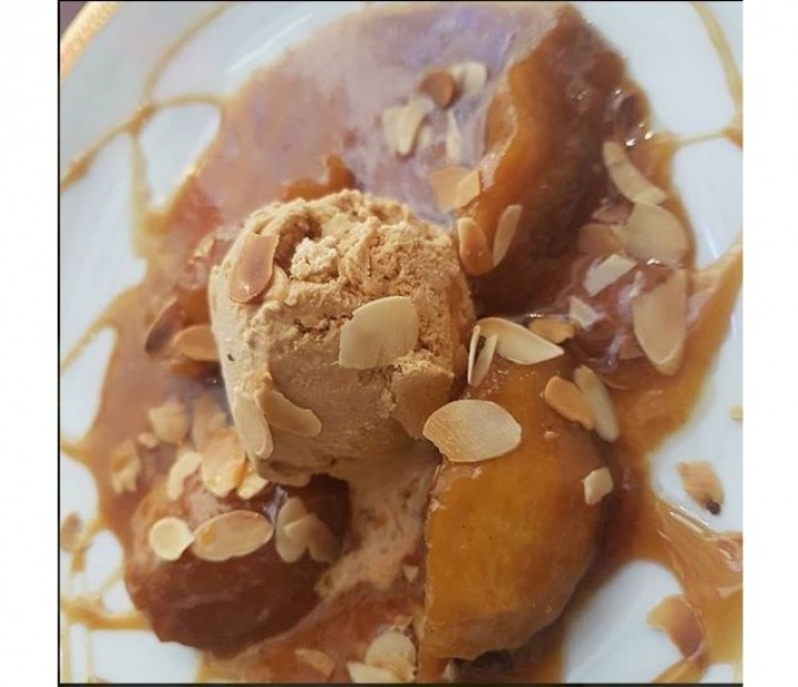 <h6 class='prettyPhoto-title'>Caramelized apple and a scoop of vanilla ice cream</h6>