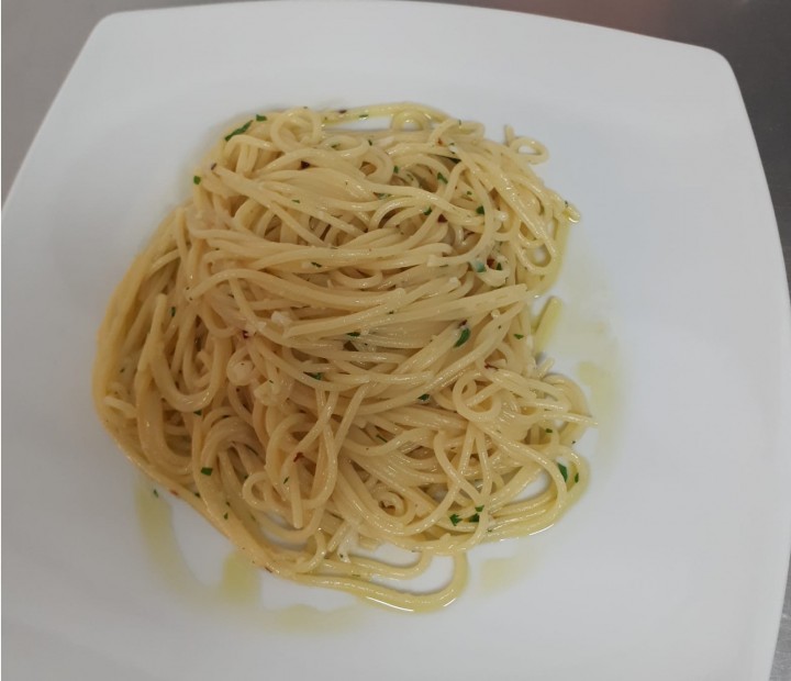 <h6 class='prettyPhoto-title'>Spaghetti with garlic, oil and hot peppers</h6>