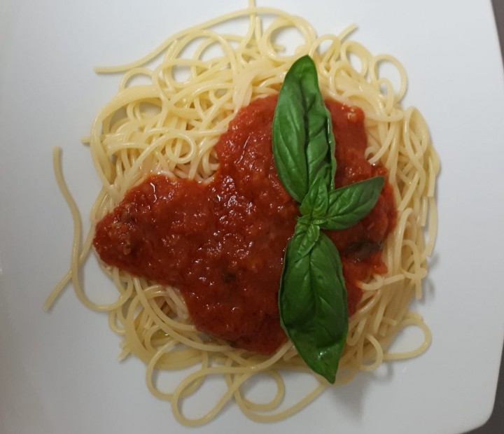 <h6 class='prettyPhoto-title'>Spaghetti with tomato sauce</h6>
