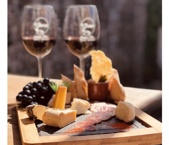 <h6 class='prettyPhoto-title'>Aperitif table for 2 people</h6>