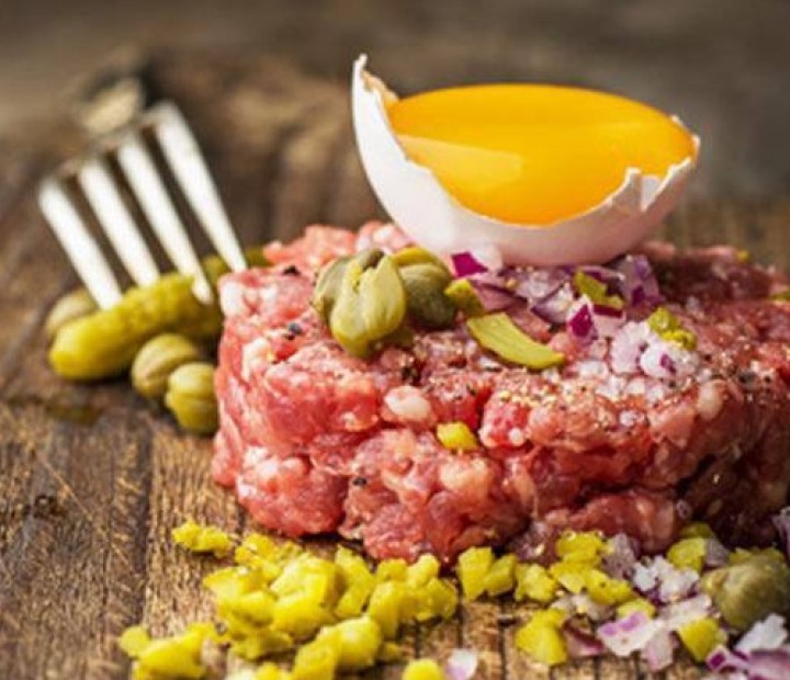<h6 class='prettyPhoto-title'>Tartare of the "house" cut to the knife</h6>