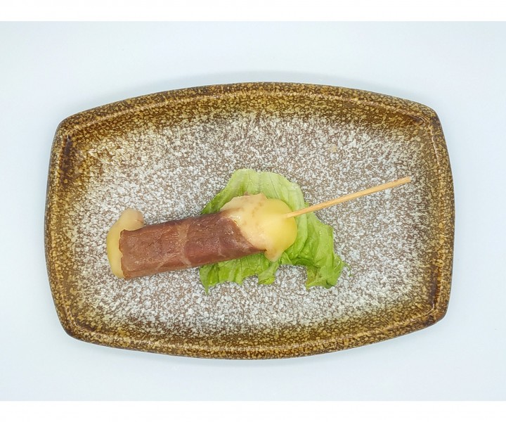 <h6 class='prettyPhoto-title'>Beef skewer with cheese</h6>