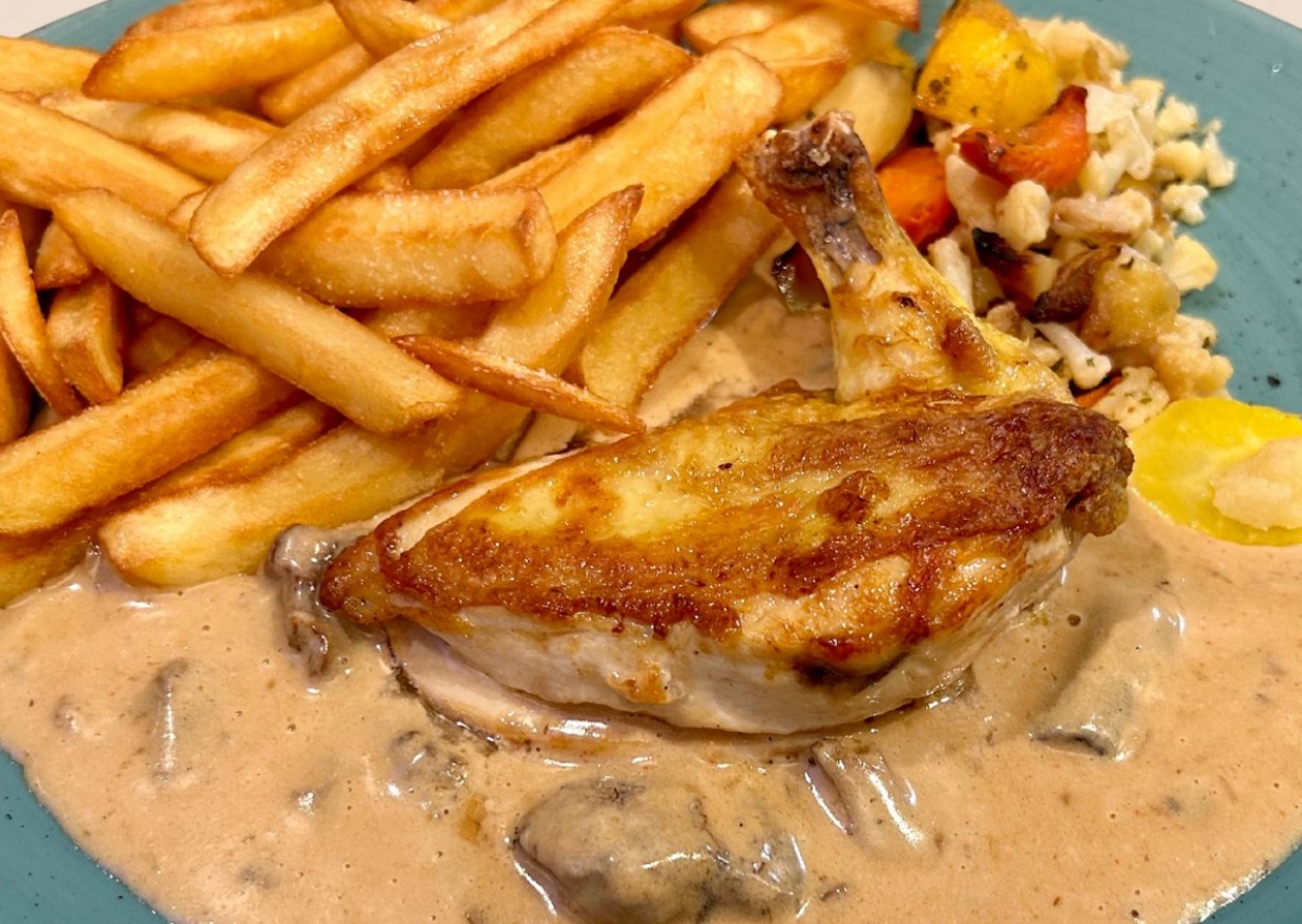 <h6 class='prettyPhoto-title'>Chicken supreme with forest sauce</h6>