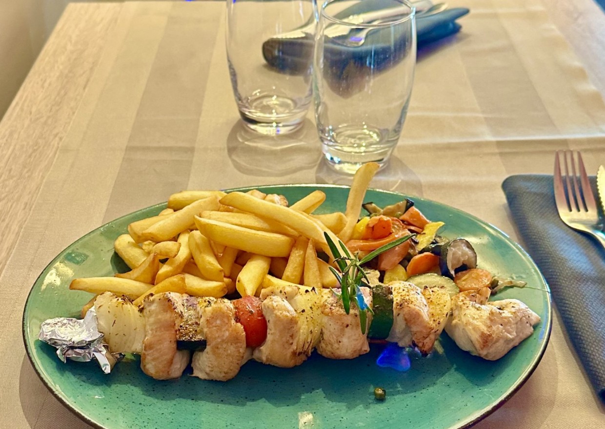 <h6 class='prettyPhoto-title'>Skewer of marinated chicken, flambéed with rosemary</h6>