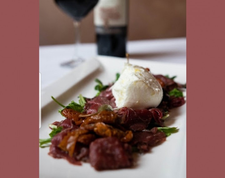 <h6 class='prettyPhoto-title'>Carpaccio of beef and dried tomatoes and burrata</h6>