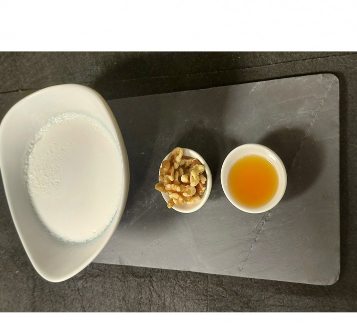 <h6 class='prettyPhoto-title'>Homemade curd with honey and walnuts</h6>