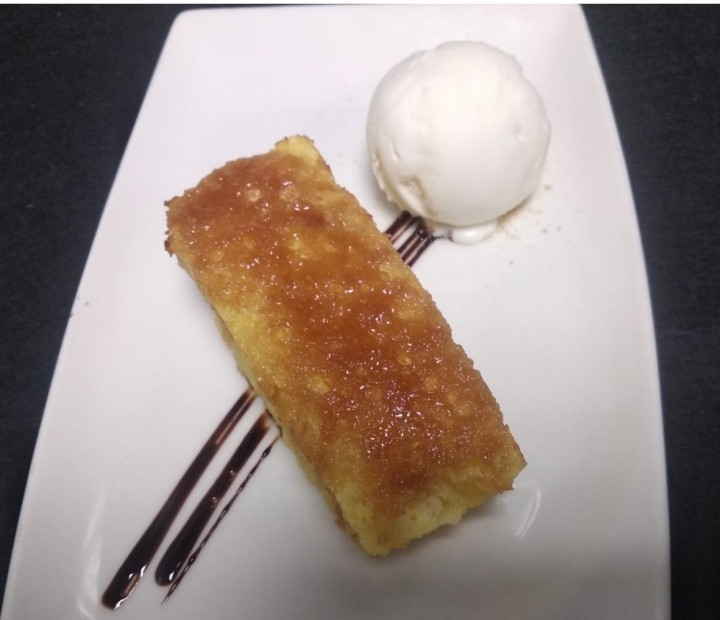 <h6 class='prettyPhoto-title'>Caramelized French toast with yogurt ice cream with cheese and red fruits</h6>