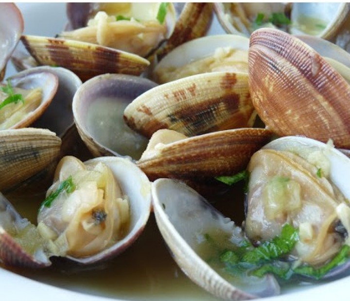 <h6 class='prettyPhoto-title'>Galician clams in green sauce</h6>