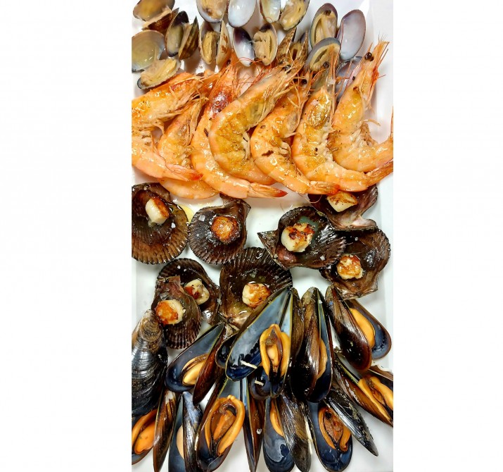 <h6 class='prettyPhoto-title'>Clams, prawns, scallops and mussels</h6>