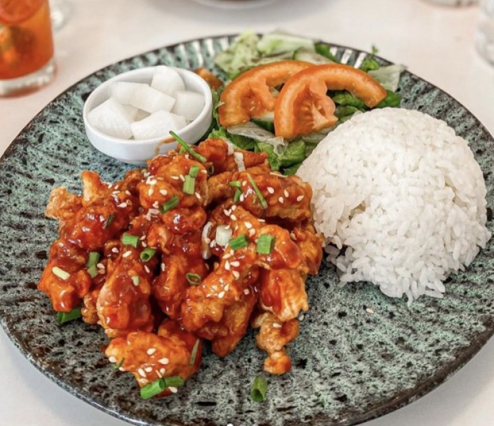 <h3 class='prettyPhoto-title'>Deopbab Fried Chicken</h3><br/>White rice accompanied by fried chicken with <span style="text-decoration: underline;"><strong>or</strong></span> without hot sauce