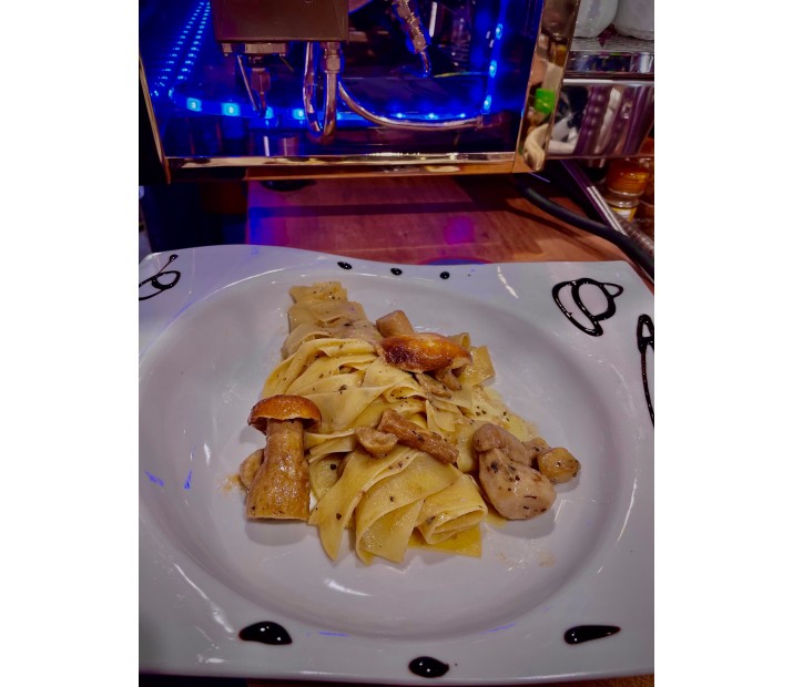 <h6 class='prettyPhoto-title'>PAPPARDELLE AI FUNGHI PORCINI (Pappardelle with porcini mushrooms)</h6>