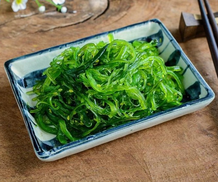 <h6 class='prettyPhoto-title'>Japanese seaweed salad</h6>