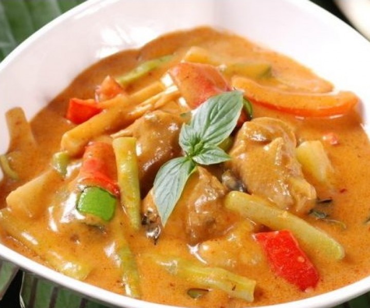 <h6 class='prettyPhoto-title'>C24. Chicken with yellow curry</h6>