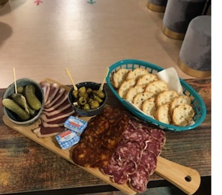 <h6 class='prettyPhoto-title'>CHARCUTERIE BOARDS 4/5 people</h6>