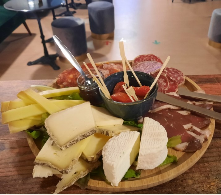 <h6 class='prettyPhoto-title'>MIXED BOARD of cheeses and cold meats</h6>