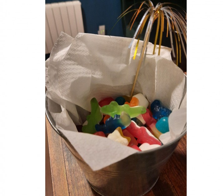 <h6 class='prettyPhoto-title'>BUCKET OF CANDIES</h6>