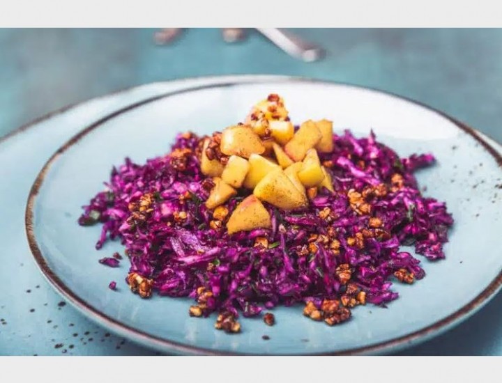 <h3 class='prettyPhoto-title'>Red cabbage salad with caramelized apples</h3><br/>