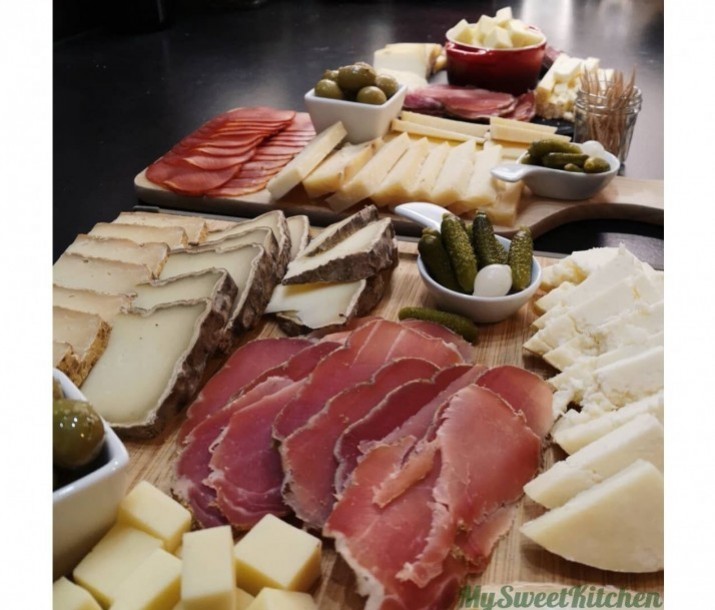 <h6 class='prettyPhoto-title'>Board of cold cuts & cheeses to share (2pers)</h6>