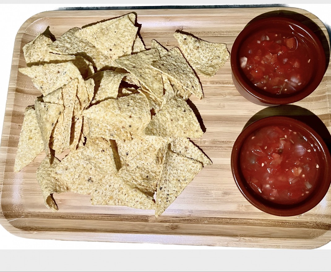 <h6 class='prettyPhoto-title'>Mexican Salsa with Tortilla Chips</h6>