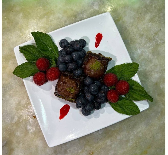 <h6 class='prettyPhoto-title'>Chocolate pistachios baklava with fresh berries </h6>
