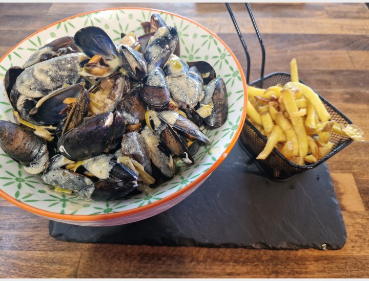 <h6 class='prettyPhoto-title'>Bouchot mussels and homemade fries</h6>