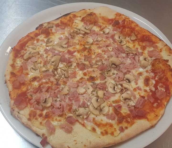 <h3 class='prettyPhoto-title'>Pizza Queen</h3><br/>Let yourself be tempted by this culinary specialty, with mozzarella, ham, mushrooms, olives.