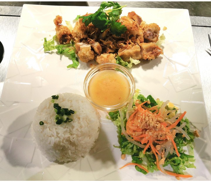 <h6 class='prettyPhoto-title'>Crispy chicken with ginger and rice sauce</h6>