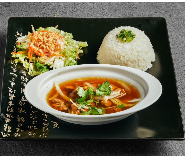 <h3 class='prettyPhoto-title'>Caramelized pork with fresh coconut juice and rice</h3><br/>Caramelized pork in fresh coconut juice served with mixed salad and flavored plain rice