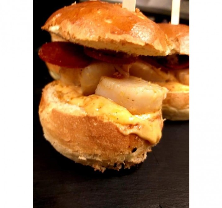 <h3 class='prettyPhoto-title'>Scallop burger</h3><br/>Bread, 3 scallops, chorizo, emmental cheese, onion pepper sauce