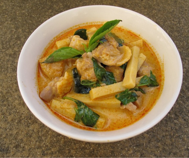 <h6 class='prettyPhoto-title'>C24. Chicken with yellow curry</h6>