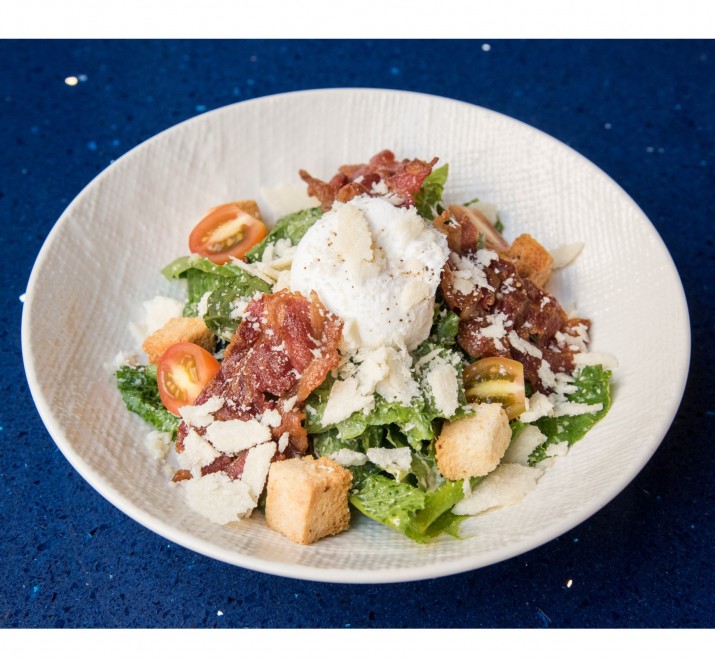 <h6 class='prettyPhoto-title'>Salade césar oeuf poche bacon et parmesan</h6>