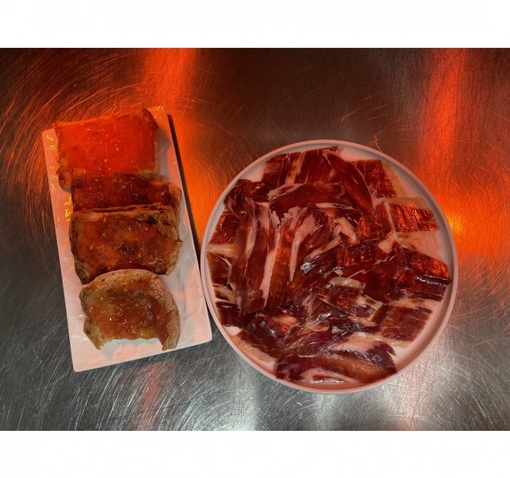<h6 class='prettyPhoto-title'>Hand-sliced bellotta ham (100g), pan cristal with tomato</h6>