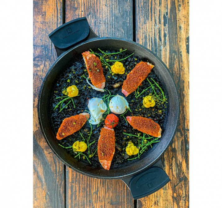 <h6 class='prettyPhoto-title'>Sprinkle with squid ink and red mullet fillet in a chorizo crust</h6>