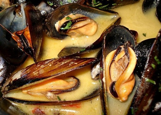 <h6 class='prettyPhoto-title'>Mussels cream curry fries</h6>