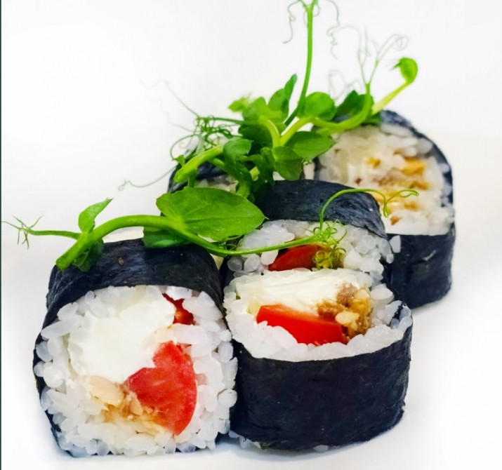 <h6 class='prettyPhoto-title'>Hoso with cheese, fried salmon and tomato</h6>
