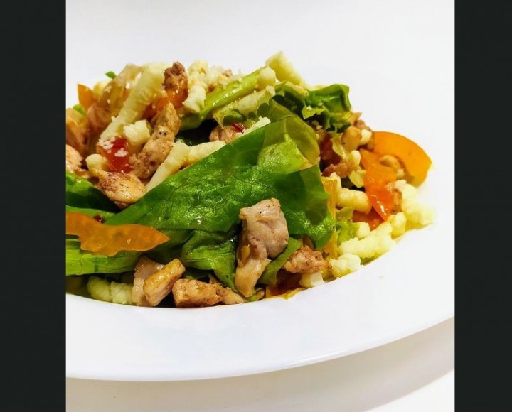 <h6 class='prettyPhoto-title'>Salad with spicy chicken and cheese</h6>