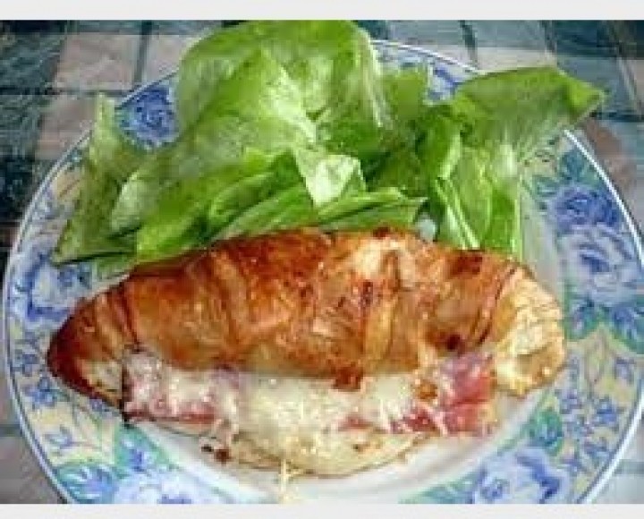 <h6 class='prettyPhoto-title'>Croissant with homemade bechamel ham + Salad</h6>