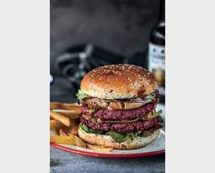 <h6 class='prettyPhoto-title'>Lumberjack burger + Home fries & salad - tomato - onions</h6>