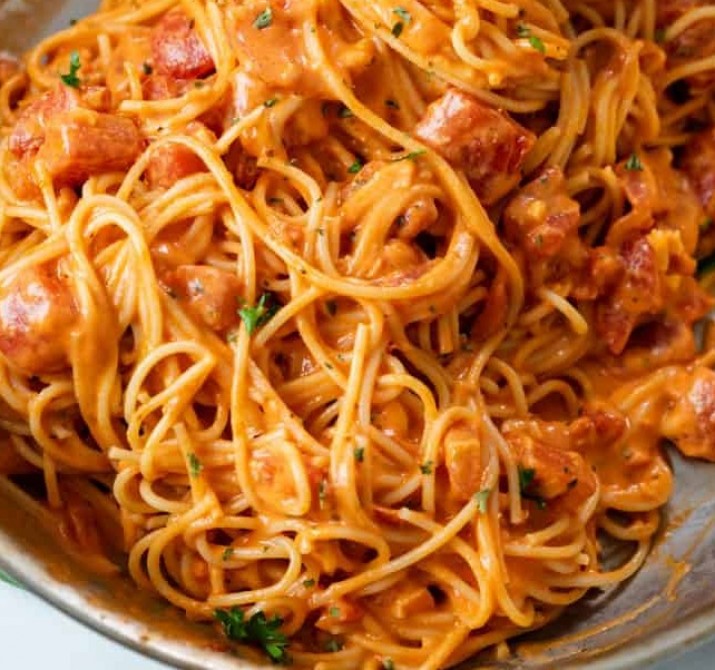 <h3 class='prettyPhoto-title'>Spaghetti with Chicken ham and Tomato Sauce</h3><br/>